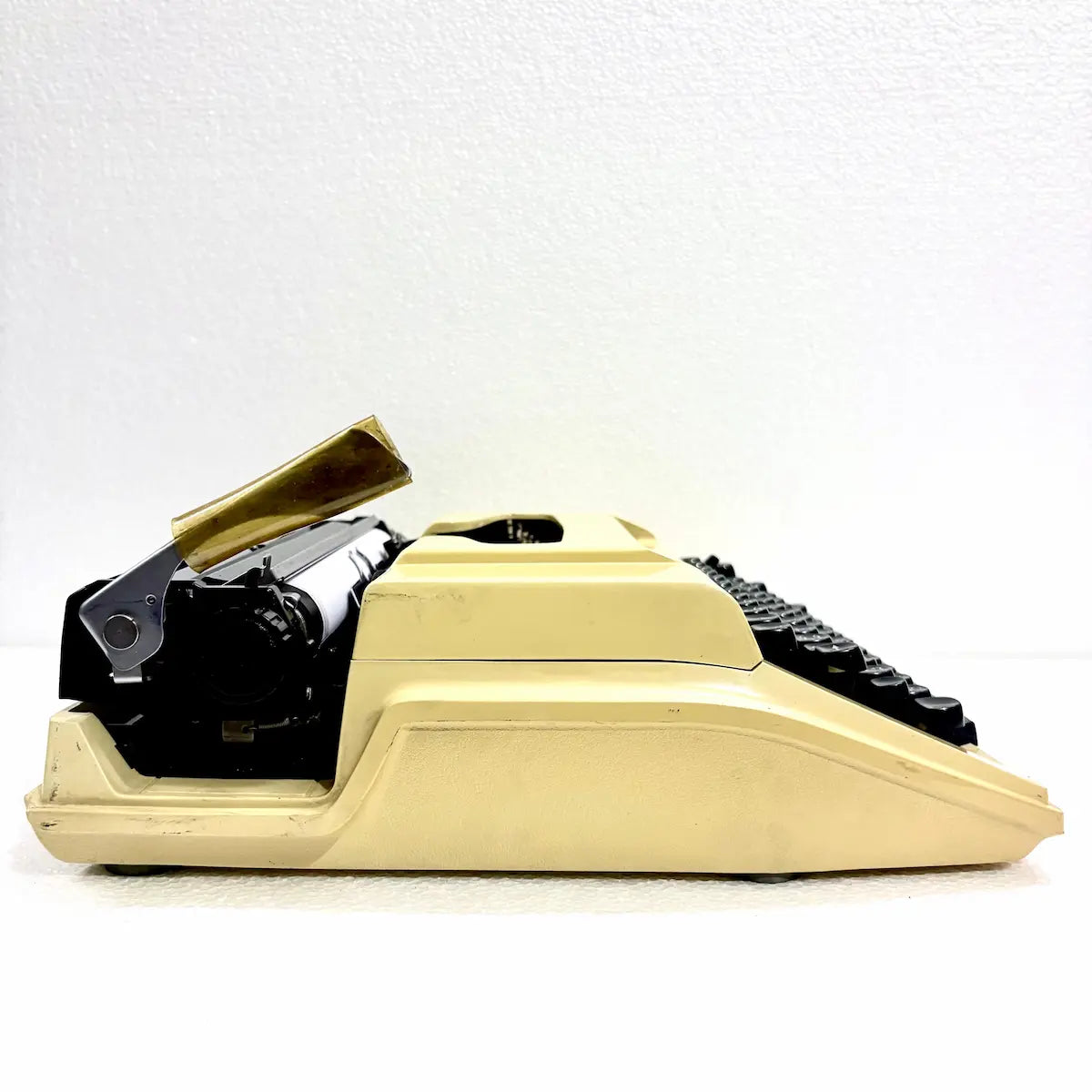 Brother Deluxe 750TR Arabic typewriter with genuine Arabic typeface, portable mechanical design and distinctive cream finish for India