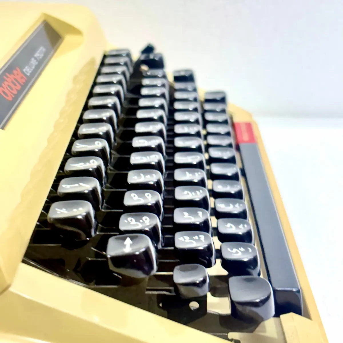 Arabic keyboard Brother 750TR typewriter with classic black keys, cream casing and original hard case for Arabic writing and storage