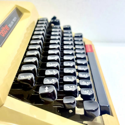 Arabic keyboard Brother 750TR typewriter with classic black keys, cream casing and original hard case for Arabic writing and storage