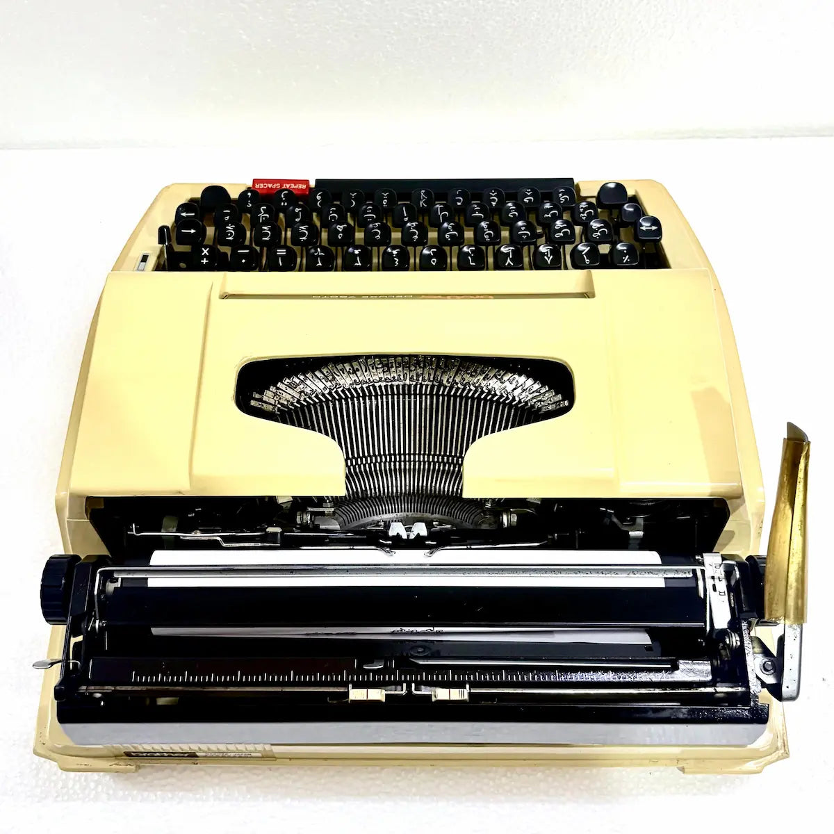 Arabic Brother Deluxe 750TR typewriter with cream body and black Arabic keys, suitable for collectors and Arabic writers in India now