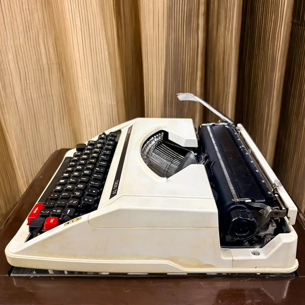 Clover 1200 TF vintage typing machine with English QWERTY keyboard, cream body and compact portable design