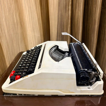 Clover 1200 TF vintage typing machine with English QWERTY keyboard, cream body and compact portable design