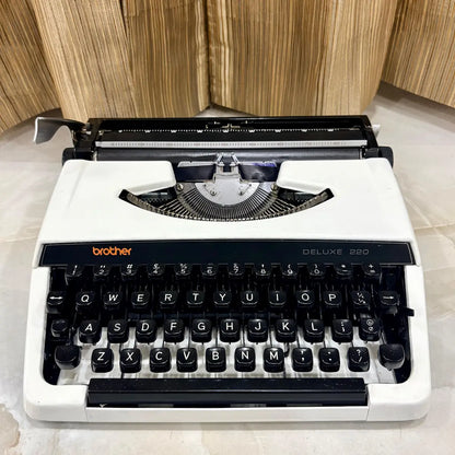 Brother Deluxe 220 Pearl White manual typewriter with traditional typebars, QWERTY keyboard and clean vintage design for collectors