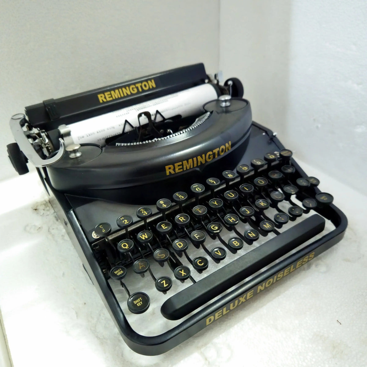 Remington Typewriter Noiseless Deluxe side profile, manual classic typewriter, solid build | RR Typewriter Mart
