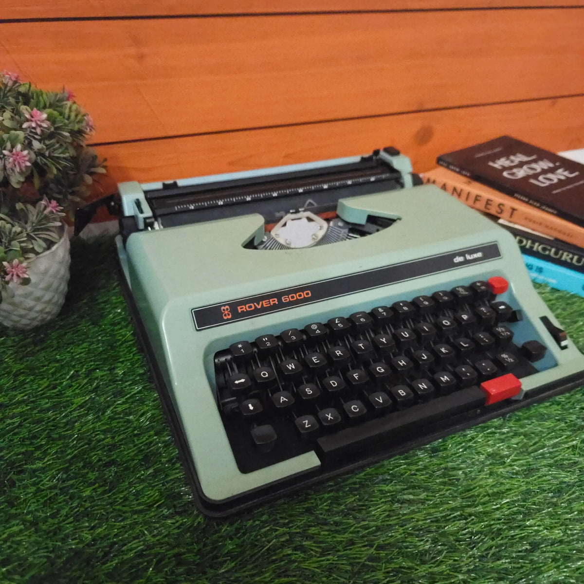 Buy typewriter online – rare Rover De Luxe typewriter with original case and smooth keys