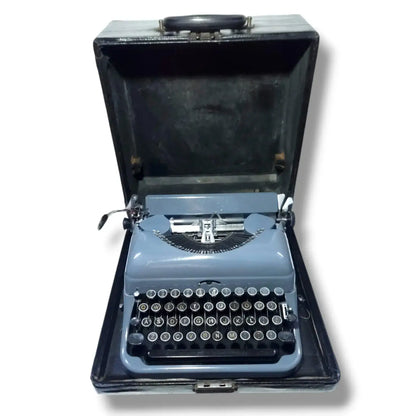 Elegant Remington typewriter - The perfect old typewriter for distinguished gifting ideas