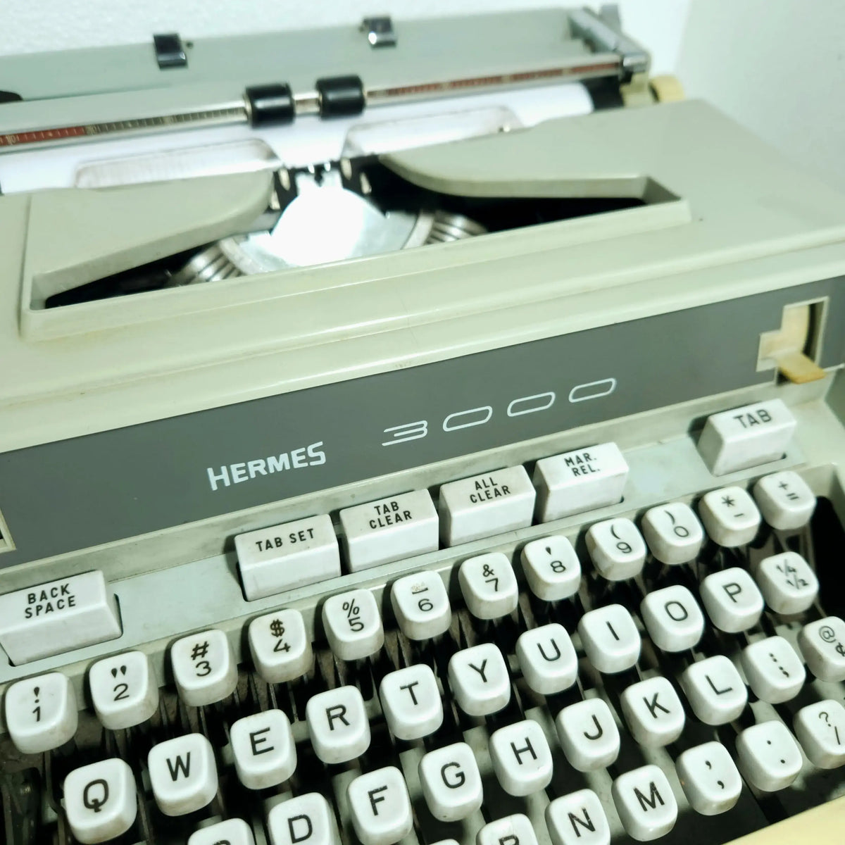 Hermes 3000 logo - Vintage typewriter badge showing original Swiss-made craftsmanship.