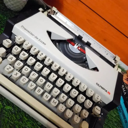 Portable Olympia Traveller Deluxe typewriter for writers – buy typewriter shop near me