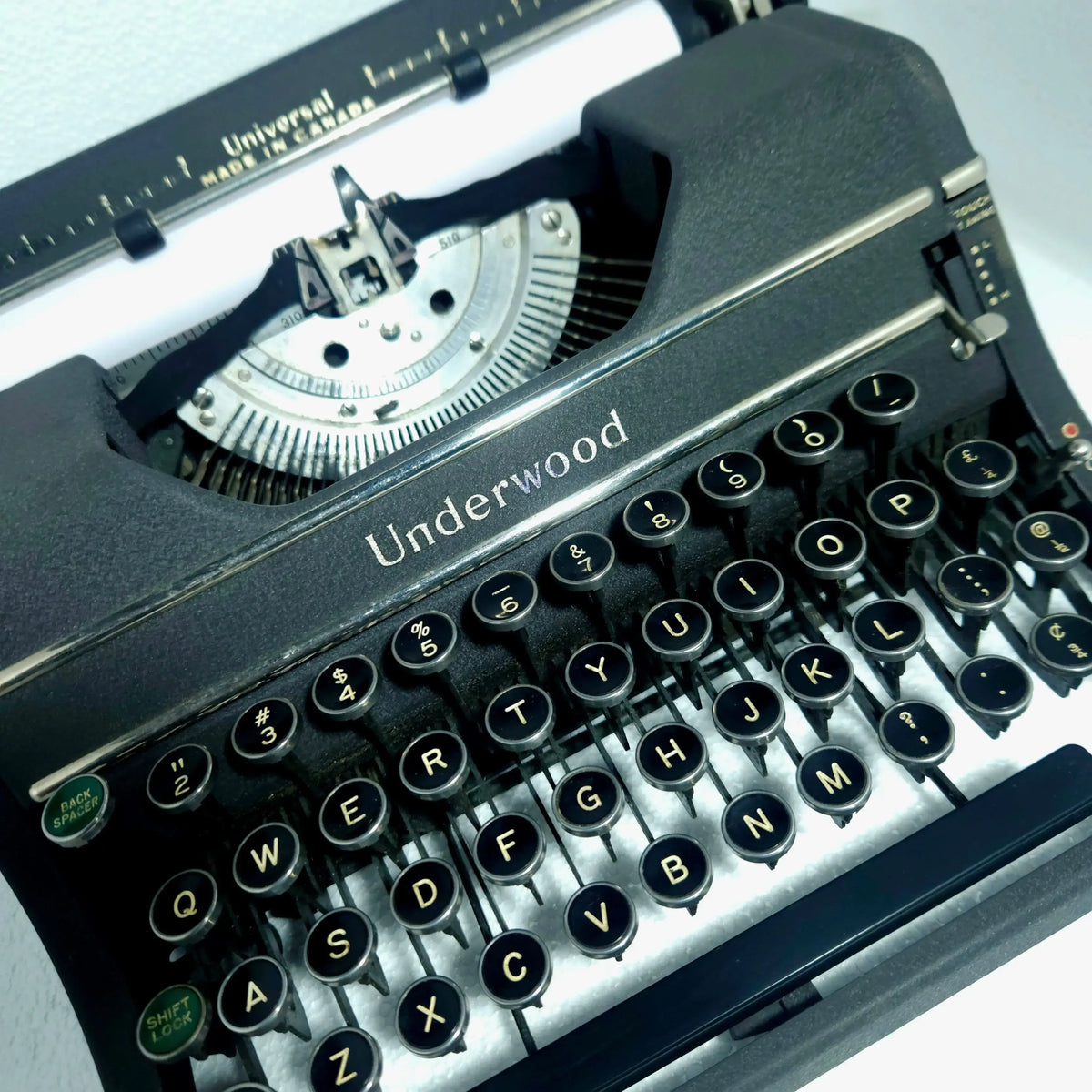 Rare vintage typewriter in Mumbai – Original labels, unused & flawless condition.