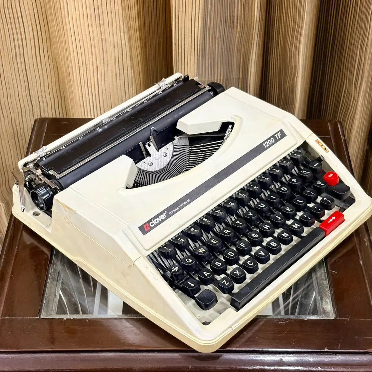 Clover 1200 TF English QWERTY manual typewriter, compact vintage typing machine for collectors and writers
