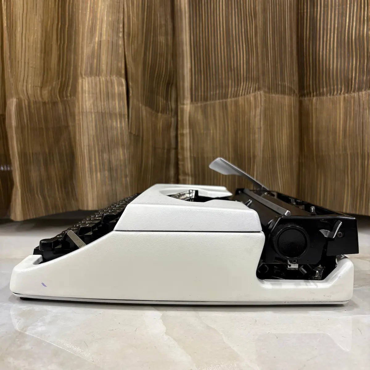 Brother 220 Deluxe Pearl White typewriter, portable manual mechanical typewriter with QWERTY keyboard by RR Typewriter Mart India