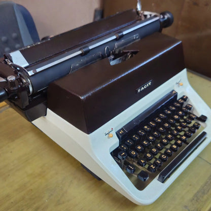 Original Facit typewriter side view showing factory finish, English typewriter seller RR Typewriter Mart