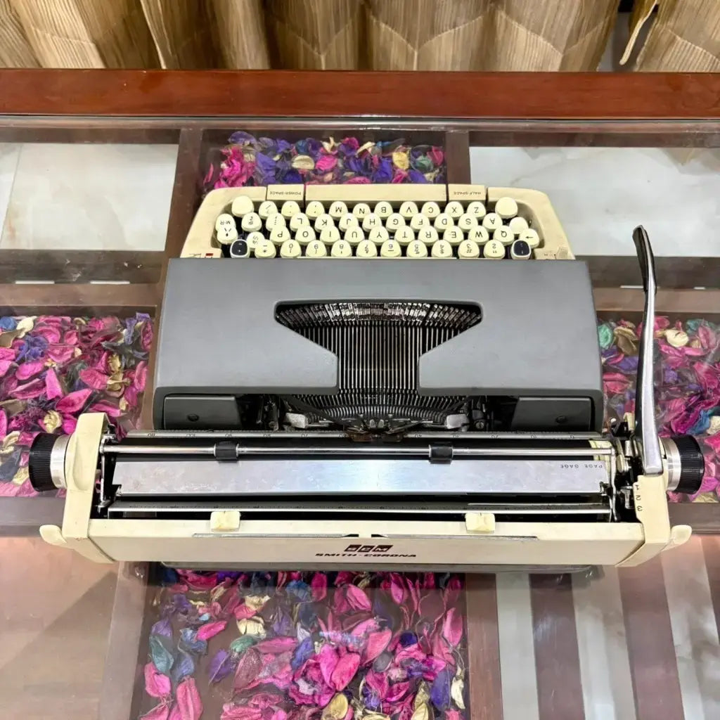 Classic 12 American 1960s Typewriter with Case – RR Typewriter Mart