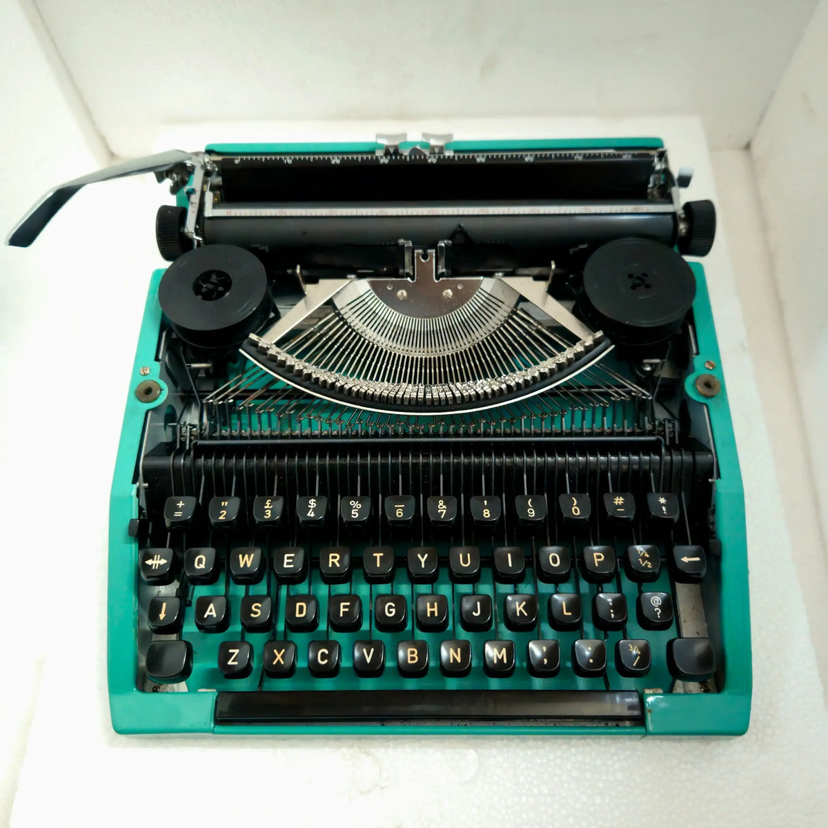 Pica typewriter font keys of Silver Reed typewriter – classic typing machine for writers & poets.