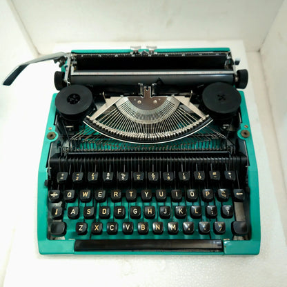 Pica typewriter font keys of Silver Reed typewriter – classic typing machine for writers & poets.