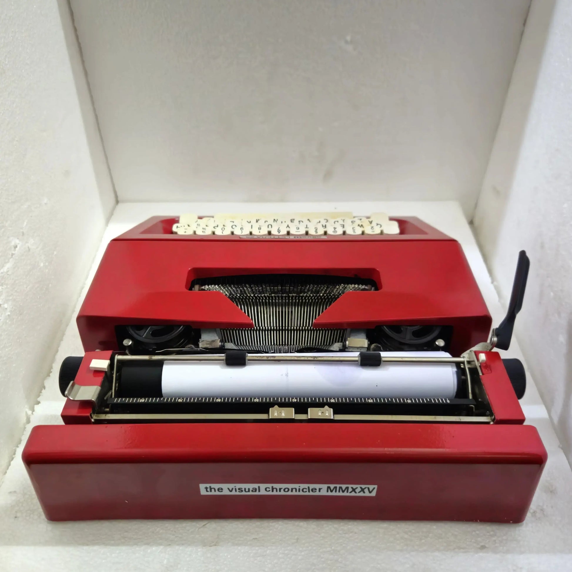 Portable Olivetti typewriter – Perfect English typing machine for writers and gift ideas