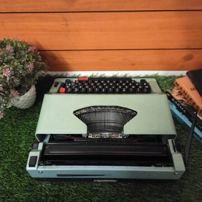 Vintage typewriter machine for sale – Rover 6000 De Luxe with classic English keyboard