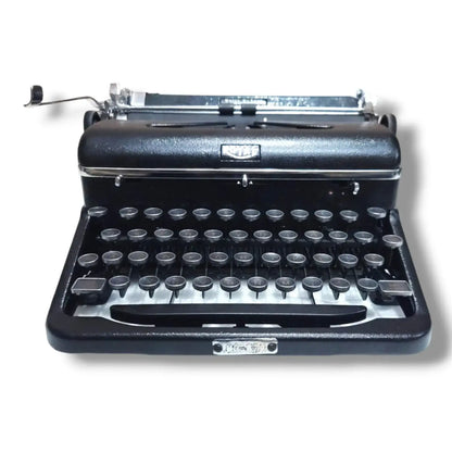 Classic Royal Typewriter – Premium vintage typewriter for sale from a top typewriter seller.