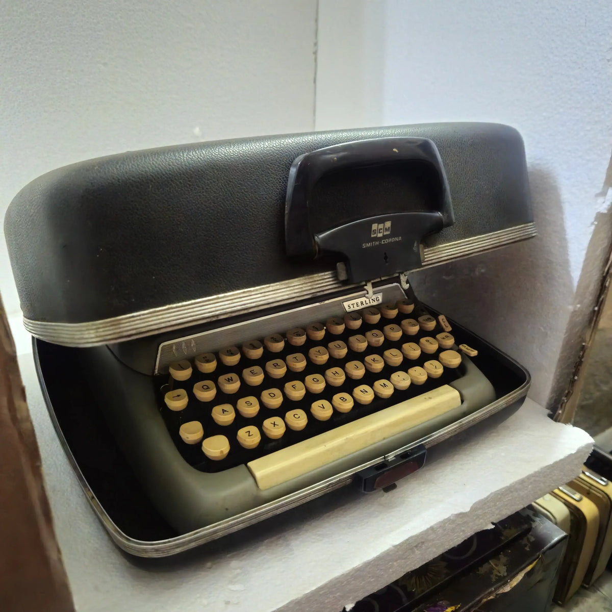 Manual typewriter with box – classic English typewriter for writers & poets