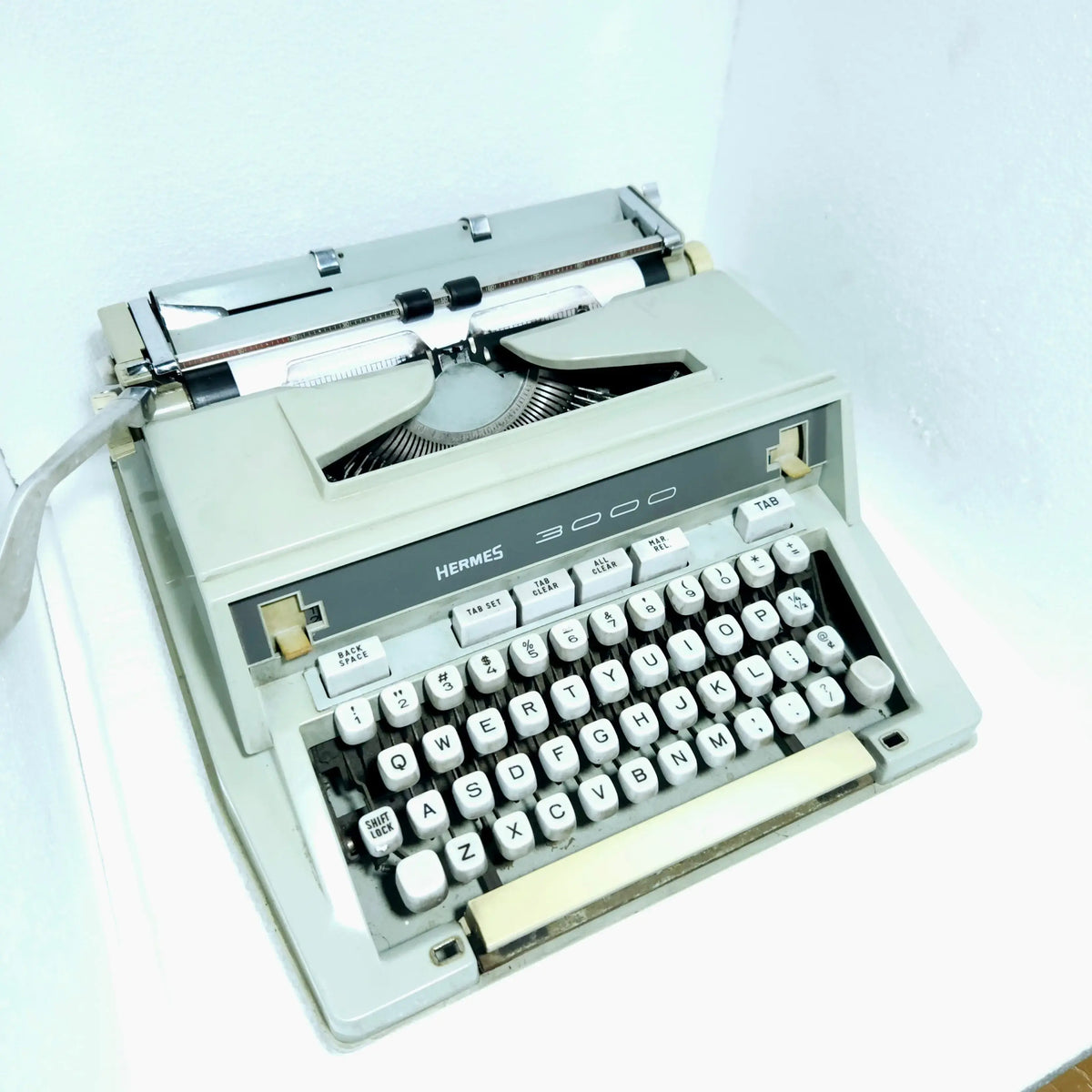 Hermes 3000 side view - Compact manual typewriter with clean keys and retro styling.