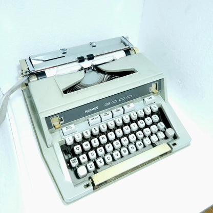 Hermes 3000 side view - Compact manual typewriter with clean keys and retro styling.