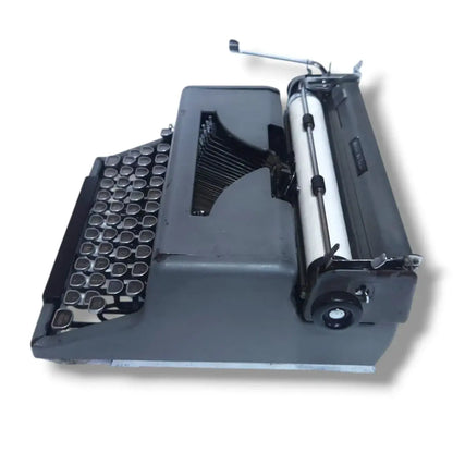 Side profile Royal portable typewriter with chrome carriage lever – typewriter store RR Typewriter Mart