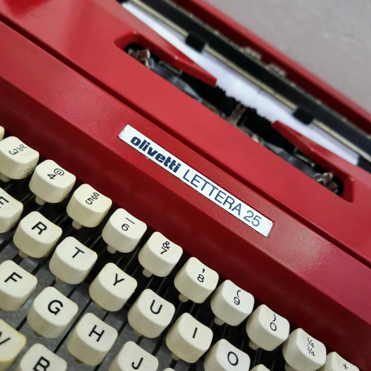 Valentino Red Olivetti typewriter – Lightweight, stylish portable typewriter for daily typing