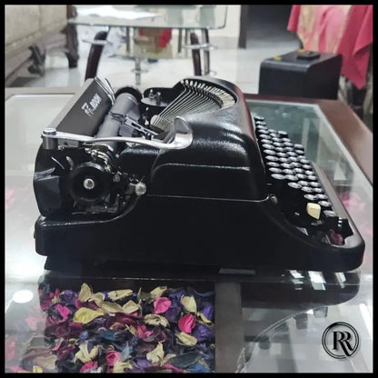 Side profile of Remington Typewriter portable typing machine, imported American writer’s typewriter shop