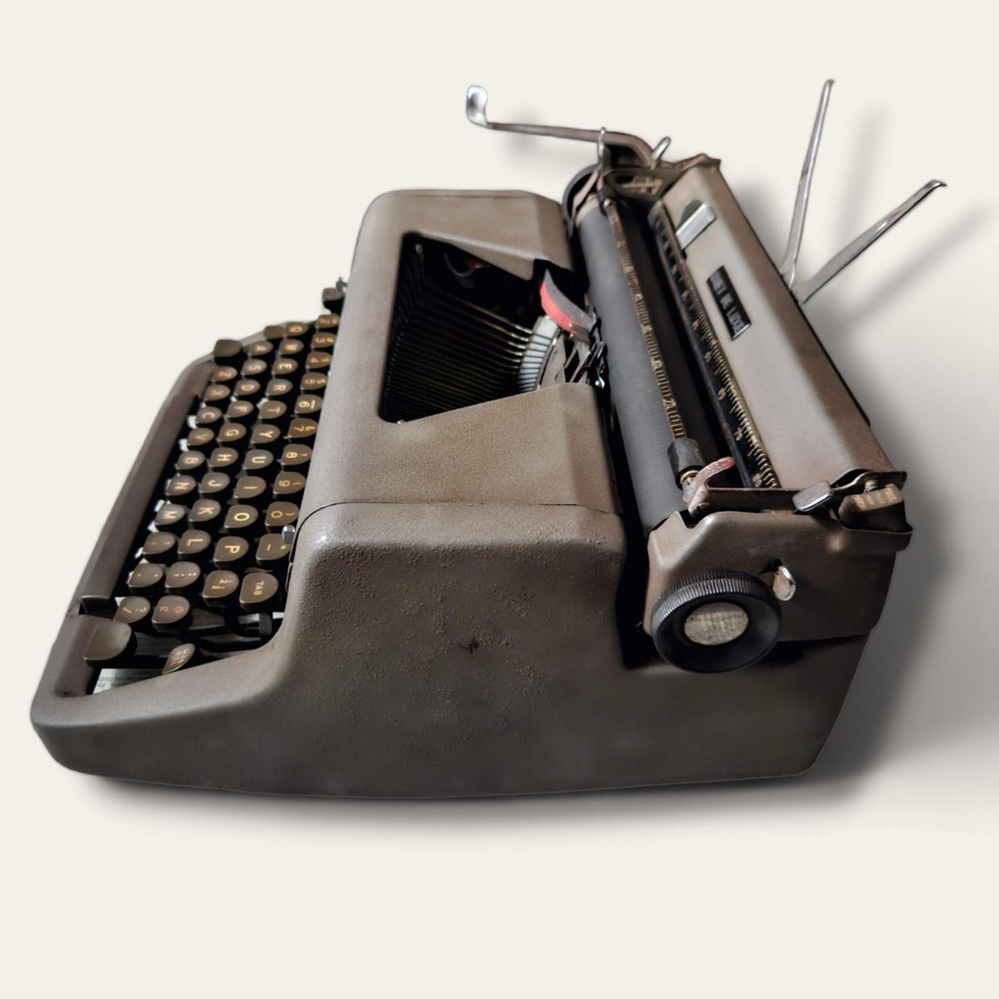 Right side profile of Royal Quiet De Luxe Manual English Typewriter by RR Typewriter Mart, imported Royal typing machine