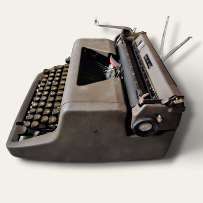 Right side profile of Royal Quiet De Luxe Manual English Typewriter by RR Typewriter Mart, imported Royal typing machine