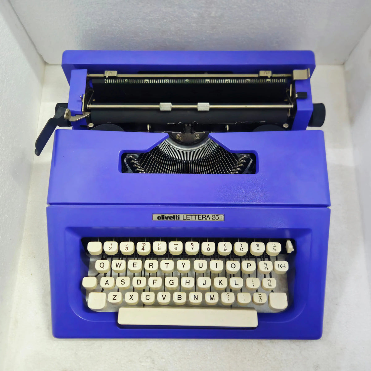 Olivetti Carbon Violet Lettera 25 Typewriter