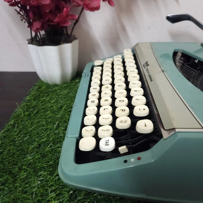 Smith Corona Corsaire Deluxe Typewriter