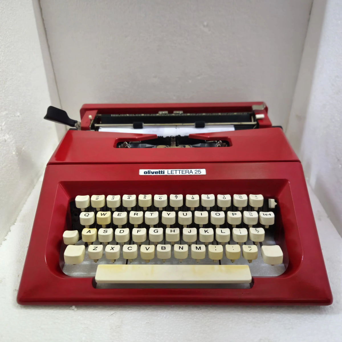 Olivetti Lettera 25 Typewriter Valentino Red