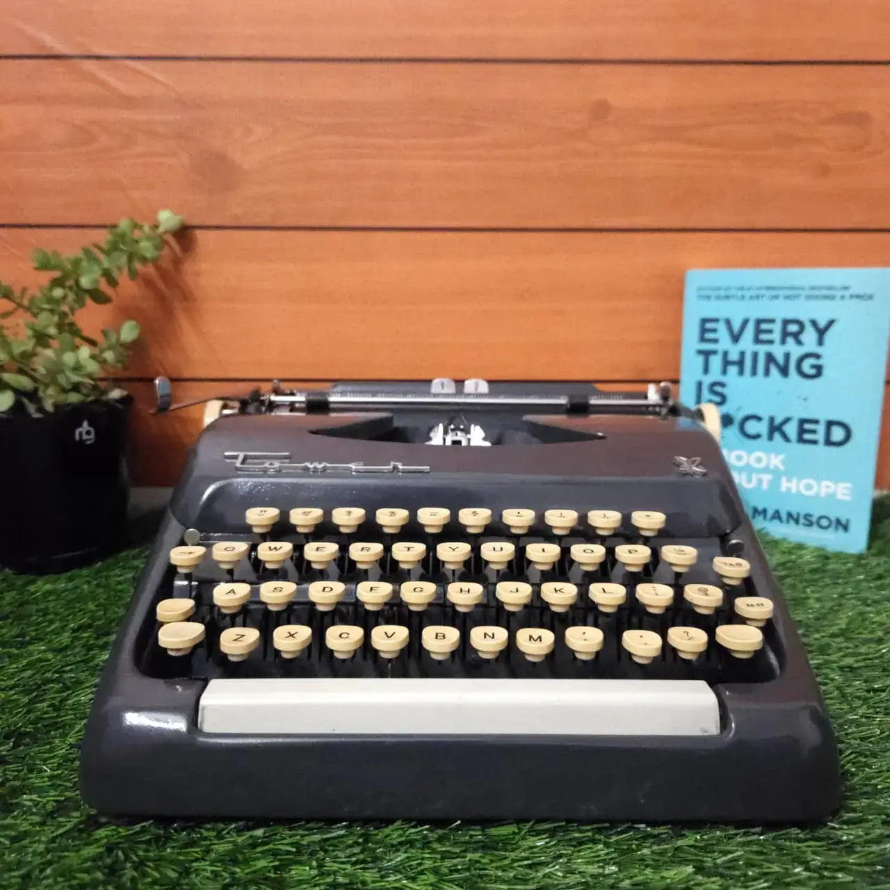 Tower Sr Deluxe Typewriter