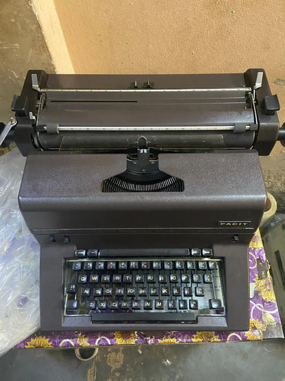 Facit 1740 English Typewriter Brief size