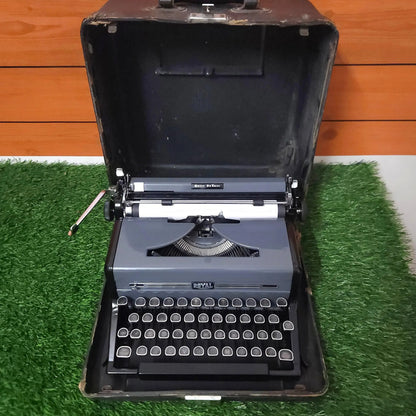 Royal Quiet De Luxe Ultra Portable Typewriter