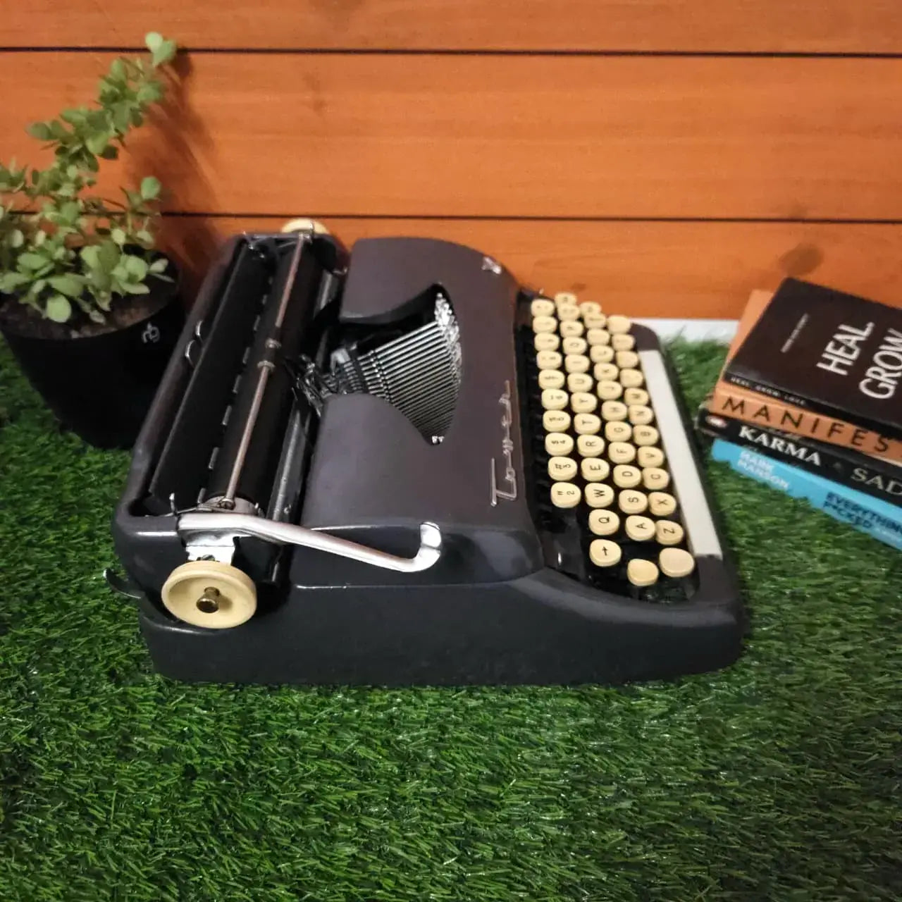 Tower Sr Deluxe Typewriter
