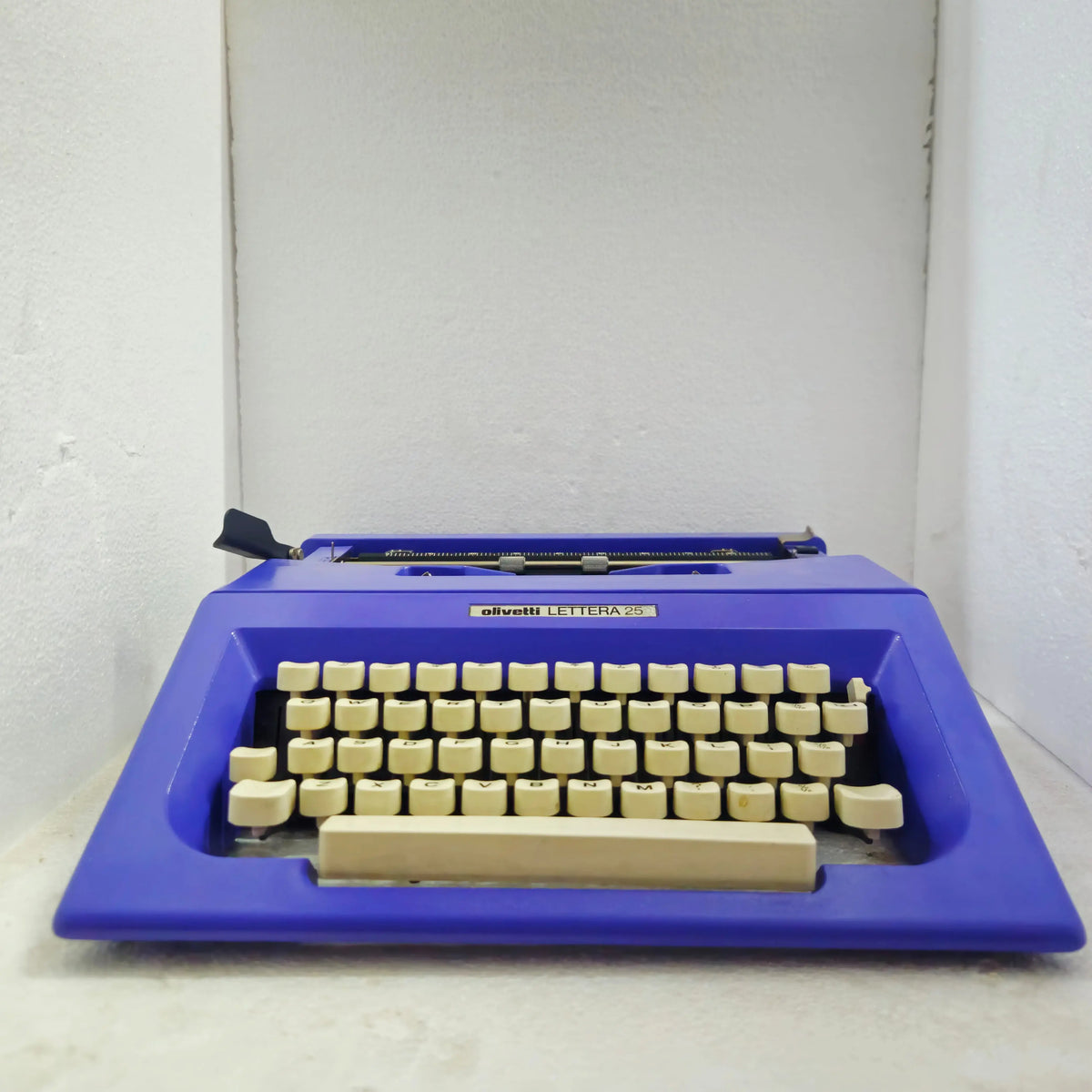 Olivetti Carbon Violet Lettera 25 Typewriter