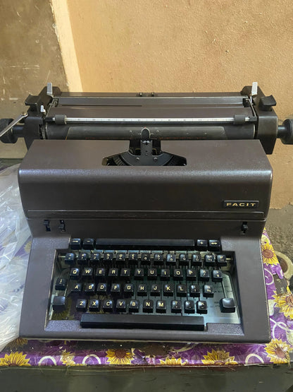 Facit 1740 English Typewriter Brief size