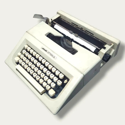 Olivetti Lettera 25 Porcelain White Typewriter