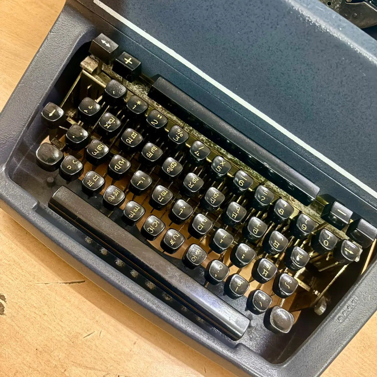 Godrej Prima Foolscap Punjabi Typewriter, professional Gurmukhi typing machine from RR Typewriter Mart
