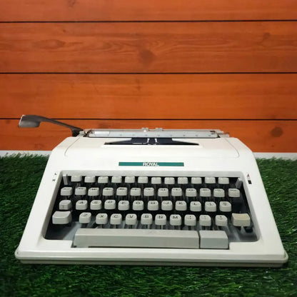 Royal Safari 3 English Typewriter