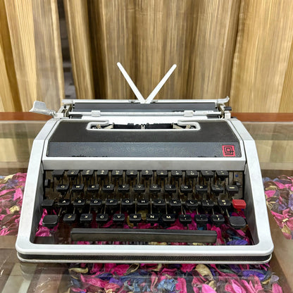 Olivetti Lettera 33 Typewriter
