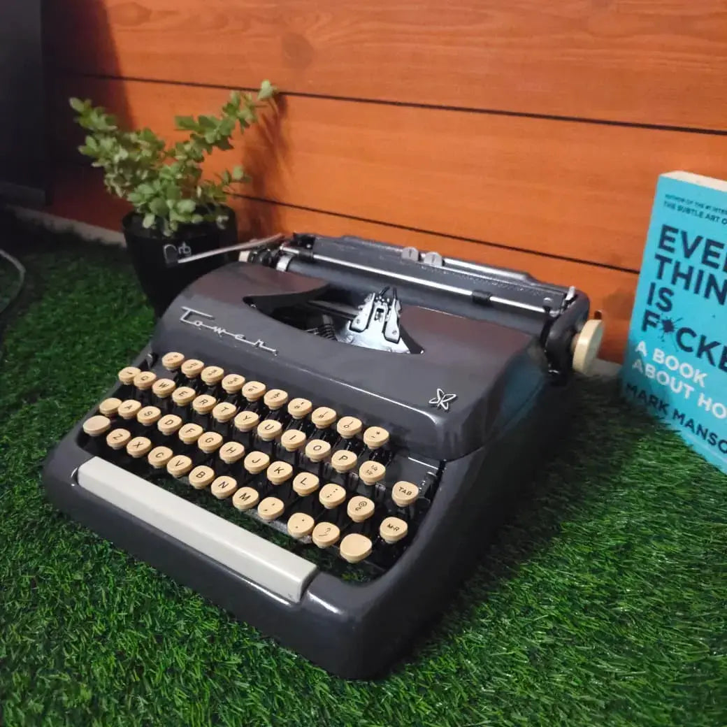 Tower Sr Deluxe Typewriter