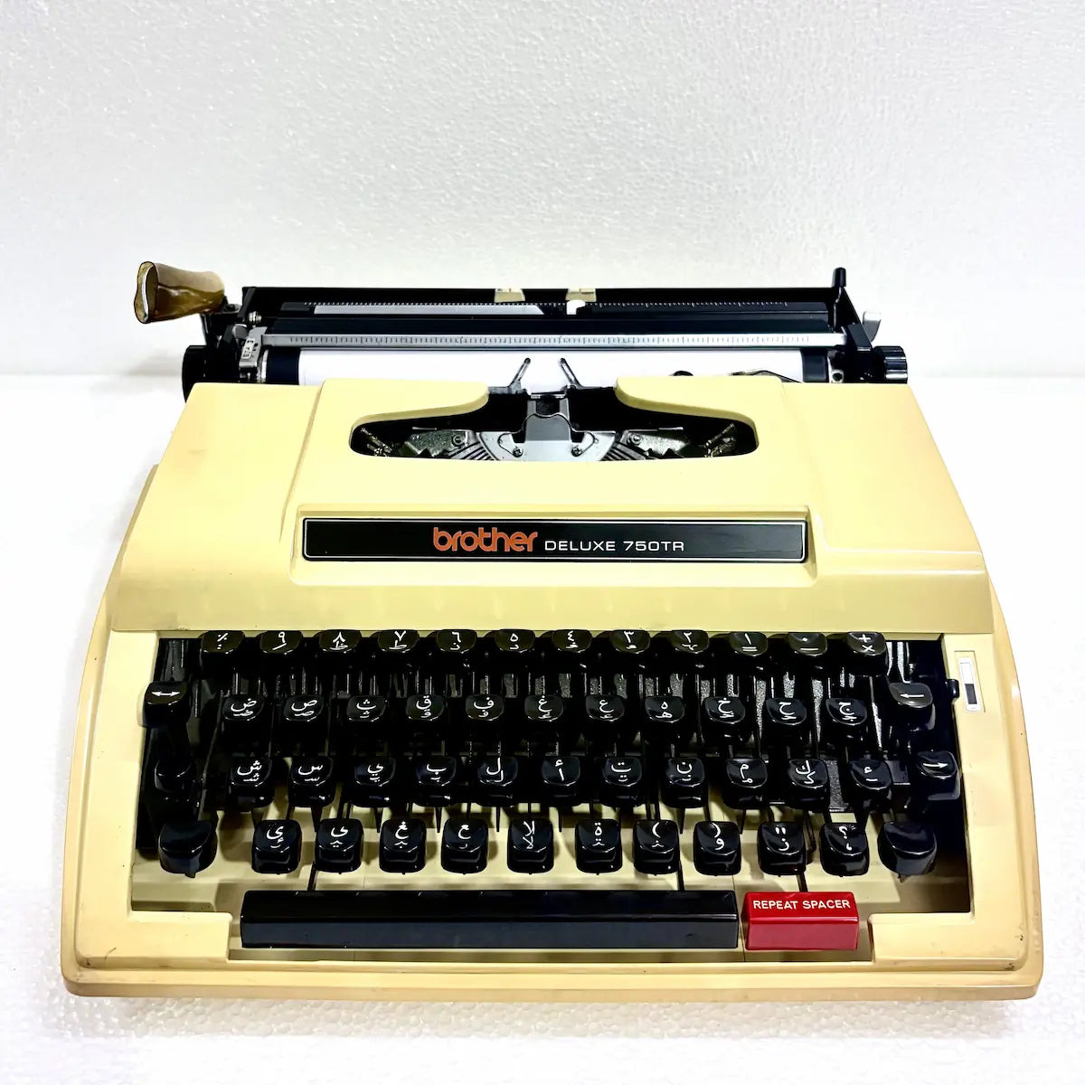Brother 750TR Arabic typewriter India, restored machine with Arabic keyboard, cream body and original carrying case for collectors