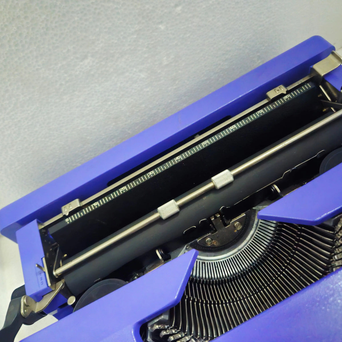 Olivetti Carbon Violet Lettera 25 Typewriter
