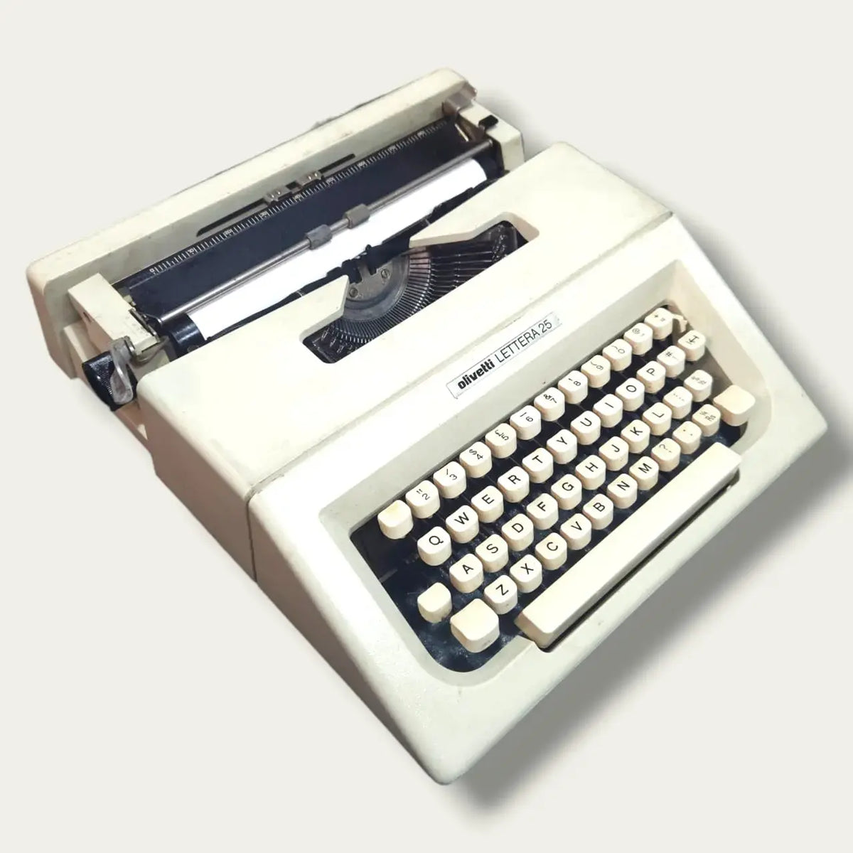 Olivetti Lettera 25 Porcelain White Typewriter