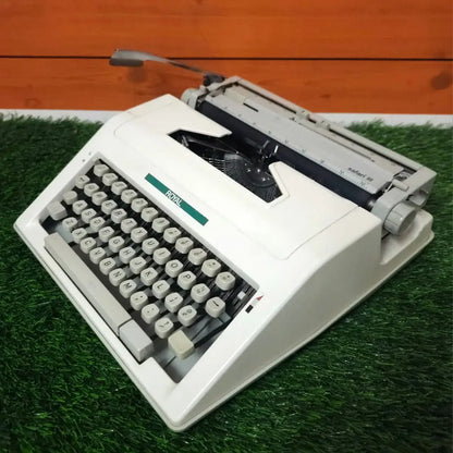 Royal Safari 3 English Typewriter