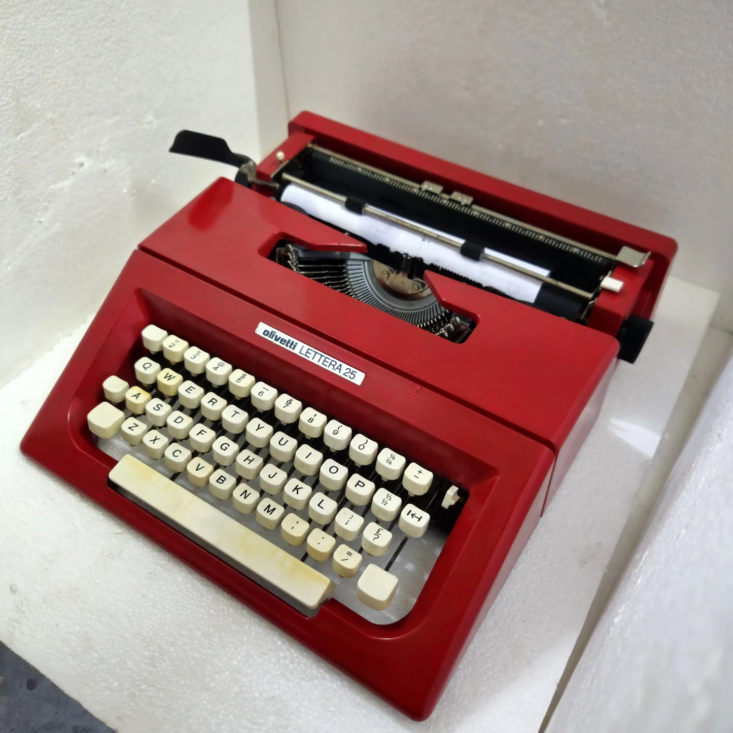 Olivetti Lettera 25 Typewriter Valentino Red