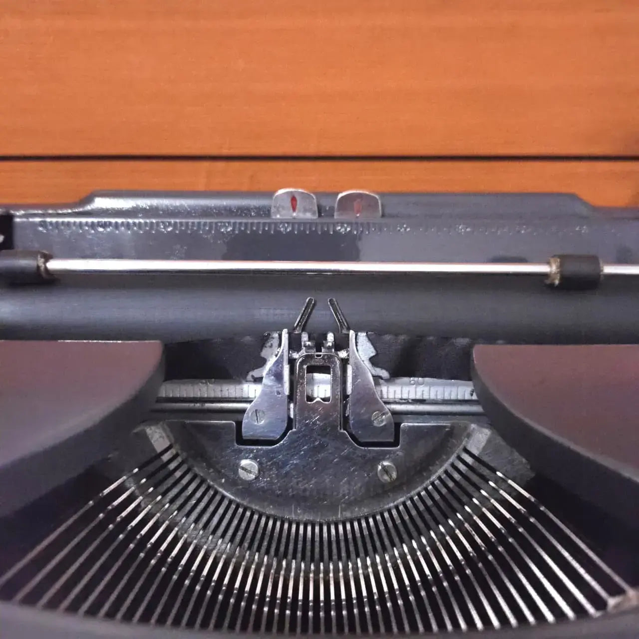 Tower Sr Deluxe Typewriter